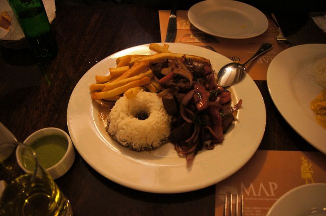 夕食をとりたかったので、ホテルまで戻らず、途中アルマス広場で降ろしてもらいました。<br />で、立ち寄ったレストランが「Ｉｎｋａ　Ｇｒｉｌｌ」です。広場に面した大きなレストランで、アンデス（ペルー）の定番料理をおいしくいただけるようです。<br />頼んだものは、まずこの「ロモ・サルタード」、牛肉を細く切って玉ねぎとトマトと醤油を使って炒めたもので、とても美味しかった！日本人の口に合います。<br />