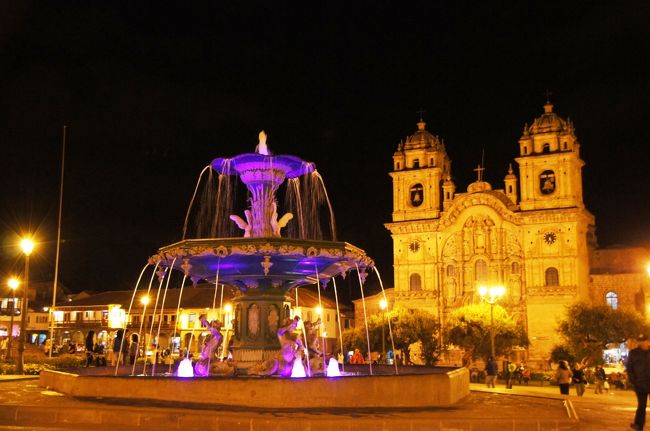 食事が終わり、いい時間になったので、散策しながらホテルへと戻ります。夜のアルマス広場はライトアップされてとてもきれいです。噴水は次々と色が変化して見ていて飽きないです。<br />