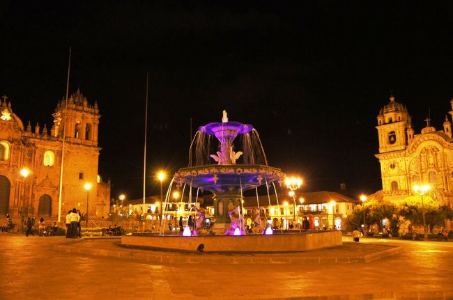 噴水を中心に、「カテドラル」と「ラ・コンパーニア・デ・ヘスス教会」を両脇に配してみました。<br />