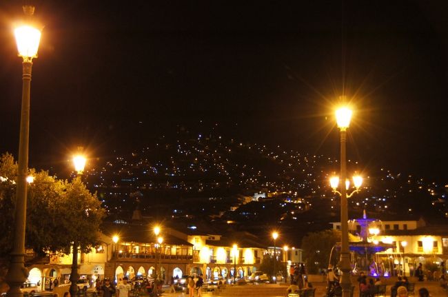 山肌にも点々とライトが光って、夜景もきれいです。<br />