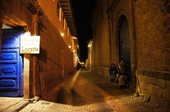 アルマス広場から延びる、「ロレト通り」です。ラ・コンパーニア・デ・ヘスス教会の脇から延びています。暗いのでちょっと不安もありますが、この通りを通って、ホテルへと戻りたいと思います。<br />