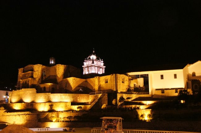 夜のコリカンチャです。綺麗にライトアップされて、昼とは全く違う趣を醸し出しています。これもいいものです。<br />