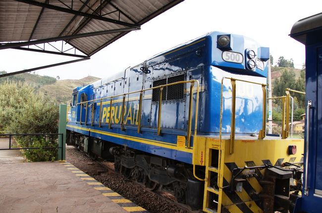 こちらはすでにホームに入場した後の写真。先頭の機関車です。これがマチュピチュまでの長い道のり、我々の乗った車両を力強く引っ張っていってくれるわけですね。<br />