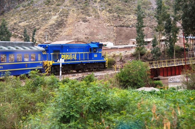 とてもゆっくりとしたスピードで列車はマチュピチュに向けて進んでいきます。途中からはウルバンバ川が削って作った渓谷の谷を川と並行して走ります。<br />途中、かなりの急カーブが何度もあって、客車の車窓から先頭の機関車を見ることが出来ました。<br />