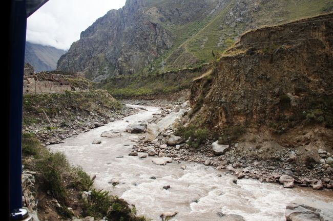 川がすぐ目と鼻の先、崖っぷちを線路が通っている感じで、ちょっと怖い。<br />