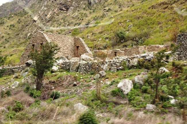 向かう途中のこんな谷あいにも、あちこちに遺跡が点在していました。石組みの感じでは、やはりインカ時代のものでしょう。<br />