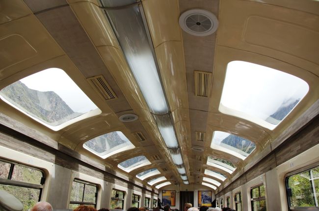 ビスタドーム号の天井に開いた窓からも景色を楽しみたかったのですが、あいにくの天気であまりよく景色を見ることができませんでした。<br />これが唯一と言っていい、よく撮れた写真です。<br />