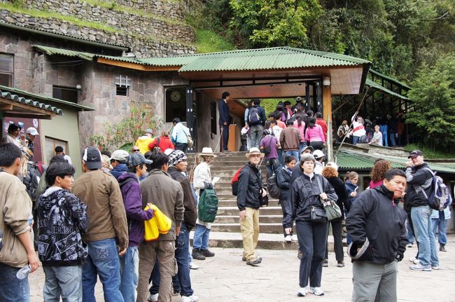 マチュピチュへの入口はたくさんの人でごった返しています。やはり大人気の観光地なのだと実感しました。<br />