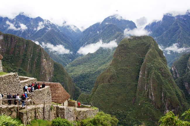 マチュピチュの周りを囲むように連なる高い山々。この場所以外に山と森以外の何も見当たりません。こんなところに突如現れる都市遺跡・・・謎としか言いようがないです。<br />