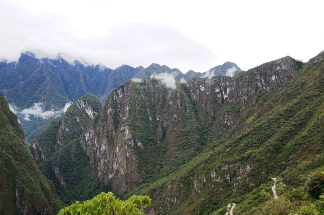 さあ、ゲートをくぐり、いよいよ待ち望んだマチュピチュです！<br />写真右下には先ほどバスで上ってきたハイラム・ビンガム・ロードが見えます。ずいぶん上まであがってきたなーとあらためて思います。<br />