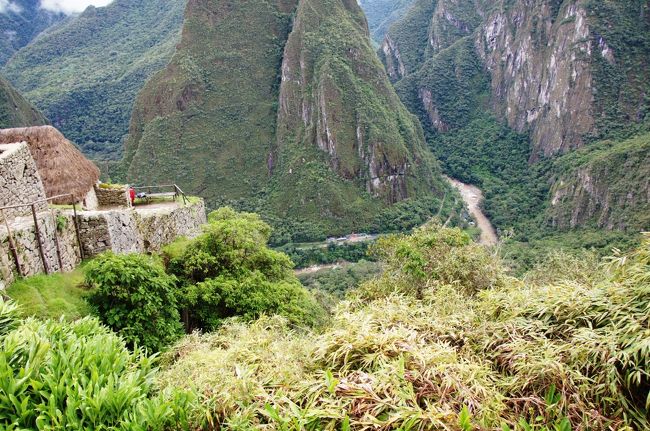 マチュピチュの一部が見えてきました。目の前は深い谷です。下の方を見ると、マチュピチュ村が見えます。あんなに小さく見えるなんて。４００ｍの標高差をバカにはできませんね。<br />