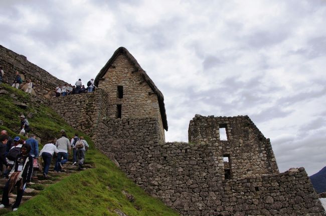 入って最初にぶつかる遺跡がこの貯蔵庫で、段々畑の脇にいくつか並んでいます。草葺きになっている建物は復元されたものです。<br />