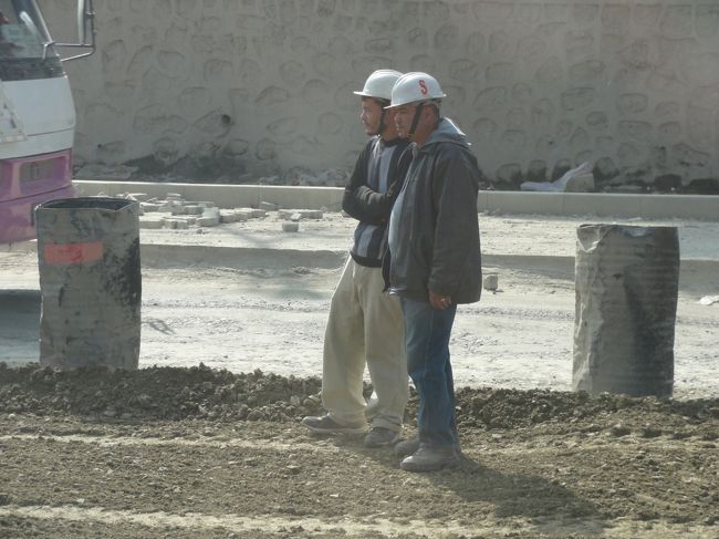 打ち合わせ（立ち話？）をする現場監督風の２人。<br />働いている？働いていない？