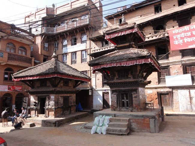 おとうさんの英語の説明、ラマタンカペインティングスクールに通うアルバイトガイド、ビサーラ君の日本語の説明と豪華な布陣。<br />ところが、英語はこちらの聞き取り能力に難あり、ビサーラの日本語は微妙とけっこうなさけない有様。<br />それでも４人で楽しく歩く。