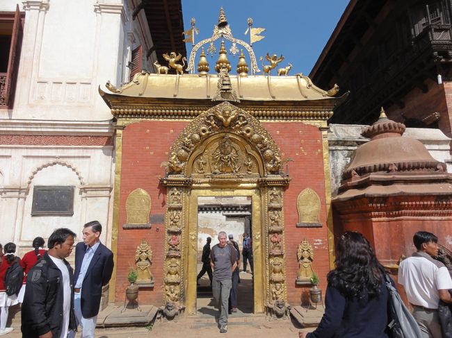 55の窓の宮殿のとなりゴールデンゲート（見たまんまの名前）から入って中庭を歩く。<br />この先の寺院はヒンドゥー教徒以外は入れない。<br />タマンのビサーラも仏教徒なので入れない。<br />「ここはドゥルガテンプルです。ダサインのとき108のバッファローをサクリファイスします。」「バッファローをサクリファイス？あー犠牲ね。この場合いけにえかな」「サクリファイスは日本語でなんですか？」「い・け・に・え」「…い・・け・・・？」<br />めんどうなので紙に書いて渡す。こちらがレッスン料をもらいたい。<br />バッファロー？ばっふぁろう？近鉄バッファローズ？あの勇敢な牛？<br />ただのおとなしい水牛でした。<br />このあと滞在中に何度も「バフミート」にお目にかかりました。