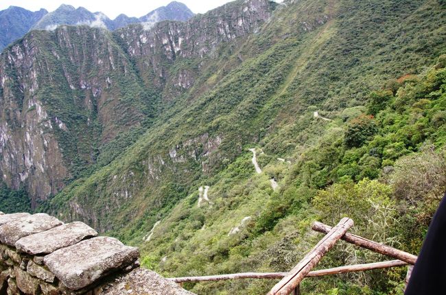 貯蔵庫の間の通路を通って、マチュピチュの中へと入っていきます。<br />