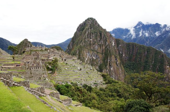 そして、視界が開けた先には・・・素晴らしい光景です！夢にまで見たマチュピチュ！ついにここまで来ました。感動です。目の前には段々畑、その先にはマチュピチュの市街地、そしてさらに奥には、ワイナピチュがそびえ立ちます！<br />