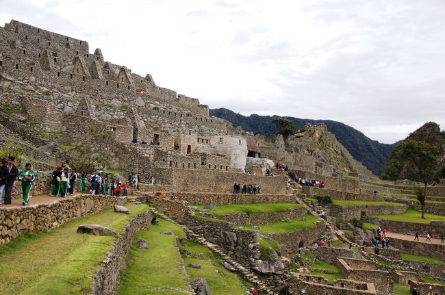 段々畑をつくる石の壁もすごいですが、市街地の建物跡も圧巻です。斜面に沿って整然と造られた街は圧巻です！<br />