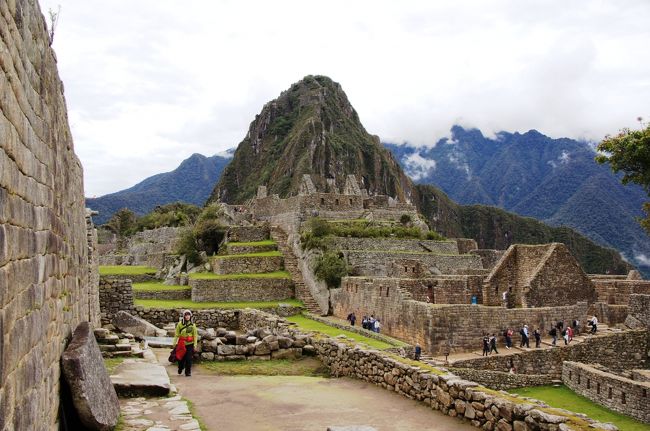 段々畑を通り抜けると、マチュピチュのほぼ中央のエリアに出ます。ここには街の真ん中を貫くように街の下から上までほぼまっすぐに延びる細い階段があって、その途中には全部で１６カ所の水汲み場があります。<br />