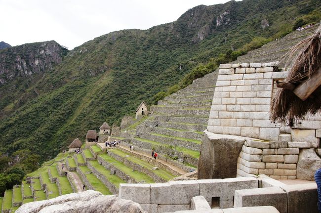 ここからは街の上に向かって急な階段を上っていきます。<br />それにしても、建物の石組みの見事さは何度見ても感嘆の声をあげずにはいられません。<br />