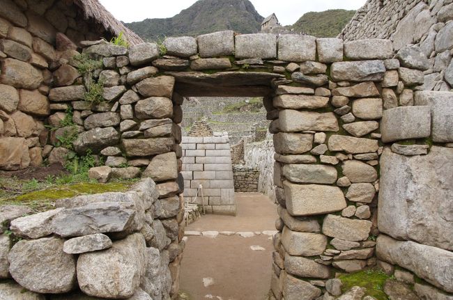 街の中の家のいくつかに入って見学します。同じ石組みと言っても、その積み方の精緻さにはばらつきがあって、ここもこの門はインカらしさがそれほどない（崩れていたのを修復？）ですが、門の奥に見える石組みはいかにもインカのものだとわかります。あの壁は太陽の神殿の裏側にあたり、同じサイズの石がぴったりと重なって、マチュピチュで最も美しい壁と言われています。<br /><br />