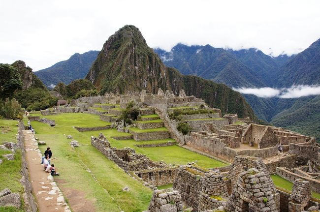 少し上って来たところからの風景。右手前に見える建物が「王の別荘」と言われているもので、インカ王がここを訪れた時に滞在した場所なんだそうです。<br />
