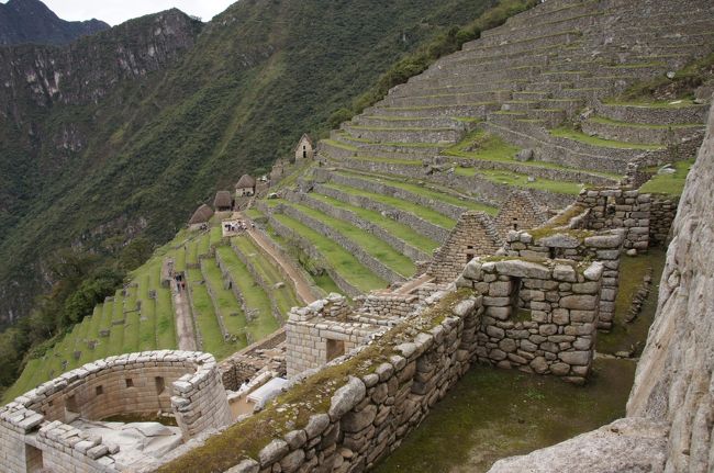 反対（段々畑）側の風景です。左手前に見える、曲線を描く石組みを持つ建物が「太陽の神殿」です。<br />