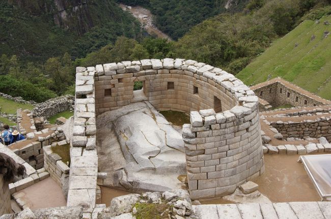 これが太陽の神殿、マチュピチュで唯一、曲線を描く壁がある立派な建物で２つある壁の窓には冬至と夏至に太陽の光がまっすぐ差し込み、中の石を照らすのだそうです。中の石は「聖なる石」でこの太陽の神殿の下にある、自然の洞窟を利用した「陵墓」と言われる構造物の天井の部分にあたると思われます。<br />