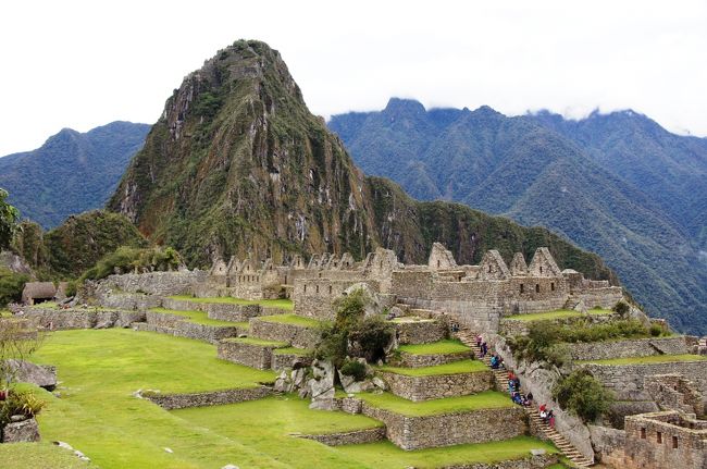メイン広場とその奥に家々が並ぶ居住区、そしてその奥にあるワイナピチュをのぞみます。インカの人々の生活が息づく時代にタイムスリップして、同じ風景を見てみたい・・・<br />
