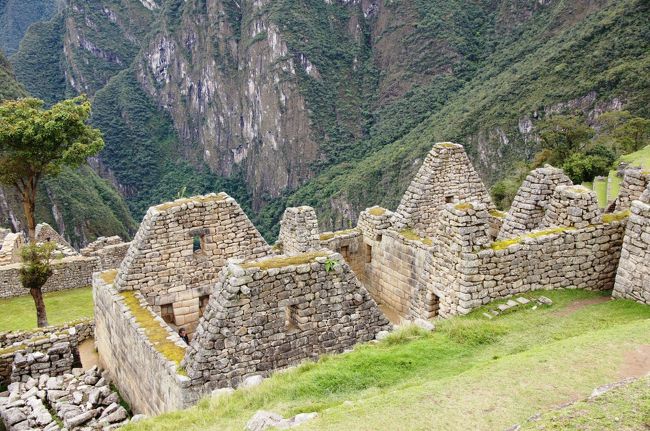 「王の別荘」の上の通路を通って、マチュピチュの中で神聖な場所と言われるエリアへと進んでいきます。<br />この王の別荘ですが、ここには天体観測を行ったという石や、トイレが設置されています。そしてそのトイレはここマチュピチュで唯一、水洗のトイレとなっています。<br />