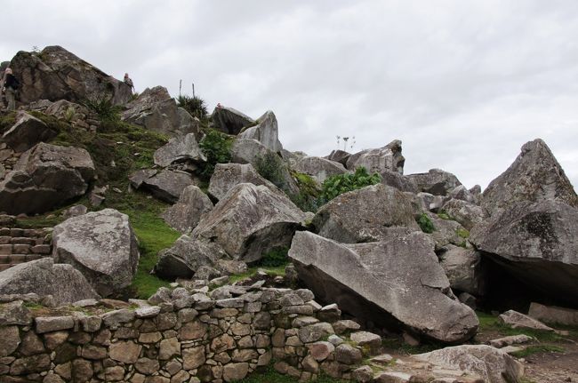 市街地と神聖なエリアとの間には、大きな石がゴロゴロする、「石切り場」があります。マチュピチュで使われている石は、すべてここから切り出された花崗岩なのだそうです。作業場と思われる場所からは、石を加工するための道具や石が見つかっているとのことです。<br />