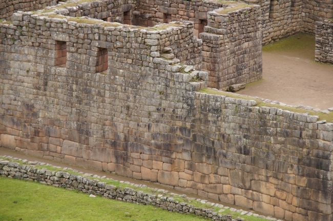 この場所から切り出された石をこれだけ精巧に加工して、ぴったりと組み合わせ積み上げる技術には改めて驚かずにはいられません。<br />