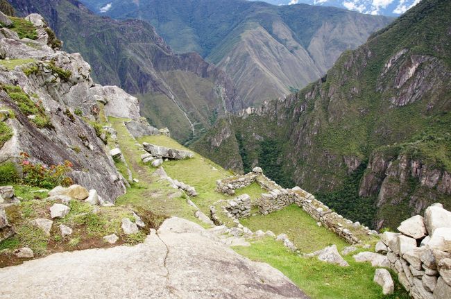 石切り場から、西側の斜面を覗いてみます・・・ただの断崖絶壁のように見えます。谷底へ吸い込まれそうな感覚にとらわれます。恐ろしい・・・<br />