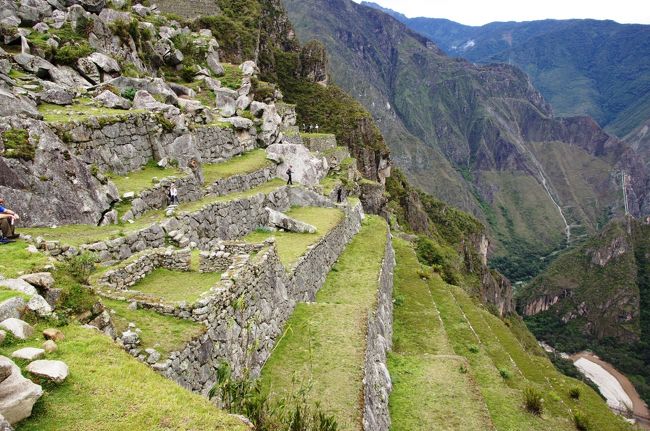 西側もよくよく見てみると、東側と同じように段々畑が作られていました。<br />