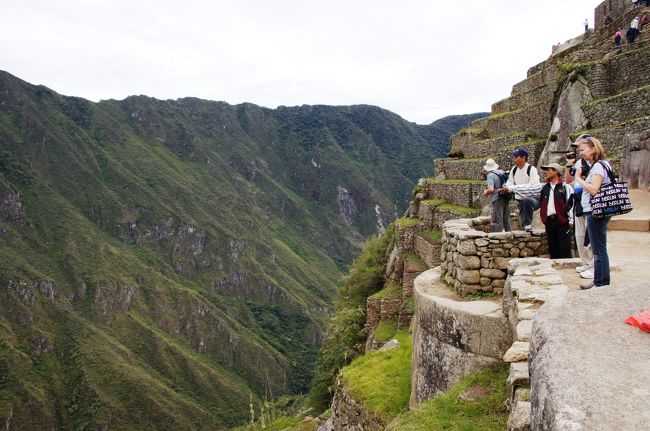 が、振り返ってみると、やっぱりただの断崖絶壁！こんなところにどうやって石を積んで壁を造りあげたのだろう・・・一歩間違えば谷底へ転落です。絶対に当時もそういう事故があったはず！と変なことも考えてしまいました。<br />