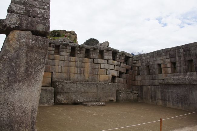 世界を創造したビラコチャ神のために建てたといわれる「主神殿」です。マチュピチュの中でも特に大きな石を使って建てられており、中央下の石の大きさは長さなんと約４．５ｍもあります。ここに神への捧げものが置かれたということです。この神殿の背後には、音が反響する小部屋があって、エコーの部屋と呼ばれています。<br />