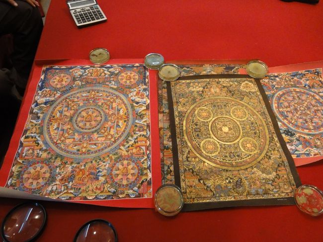 ビサーラが勉強中の「ラマ　タンカ　ペインティングスクール」で作品を見る。<br />先生の作はすごく高価で目の保養に見るだけ。<br />ビサーラの力作の曼荼羅を値切って50USドルで購入。<br />力量はともかくずいぶん時間がかかったであろうというタンカである。この値段が高いか安いかは今後の彼の精進しだいということ。<br />ここで、ビサーラとお別れ。<br />2時間つきあってもらったが、もちろん200RｓでOK。<br />作品を買ったのだから彼もうれしそう。（儲かったのかな？）<br />安くて手ごろなレストランを教えてもらう。