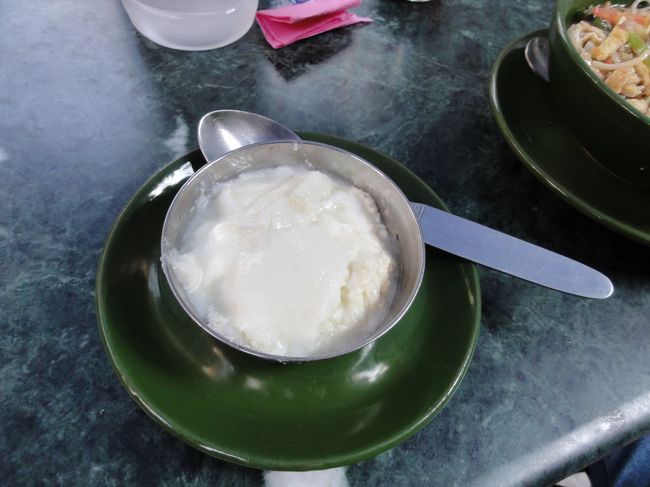 明るい中庭の席で、名物ズーズーダウを注文。<br />モモ（バフ）もおいしかった。<br />いろいろ頼んで、ビールも飲んで３人で700Rsくらい。<br />安いと思う。<br />ズーズーダウはヨーグルトケーキのようでおいしゅうございました。