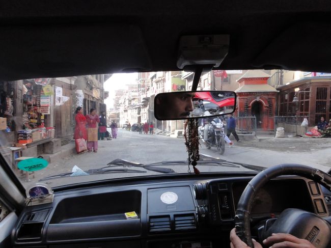 バクタプルからタクシーでパシュパティナートに向かう。<br />工事中のアルニコハイウェイを避けて旧道を快適に走る。<br />ここはネワルの街ティミ（プラノティミ）寄らないで通過する。<br />途中渋滞もなくすんなりパシュパティナートに到着。