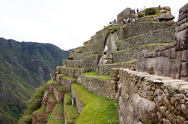 主神殿のすぐ脇はこのような切り立った階段状の断崖となっています。<br />