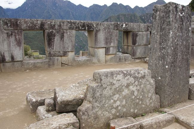 主神殿とともに中央の広場を囲む、「３つの窓の神殿」です。窓は太陽の昇る東側を向いていて、この窓から初代皇帝マンコ・カパックが生まれたという伝説があるそうです。手前の左右に３つの段が彫られた石はチャカナと呼ばれる石で、冬至の日に地面に同じ大きさの影を映しだすそうです。<br />