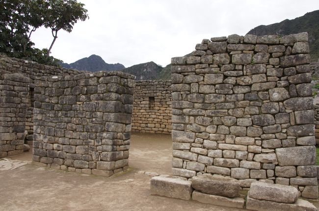 先ほど外側から見た、「神官の館」です。三方を壁に囲まれた建物で、窓もありません。ここに神官が待機したとされています。<br />