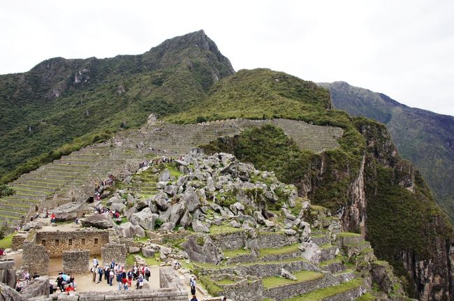 エコーの部屋の脇を通って階段をのぼると、マチュピチュで最も高い場所となる、この場所へと出ます。<br />遠くには見張り台と段々畑、中心には石切り場、手前には先ほど見た神官の館と主神殿、と広く見渡すことができます。<br />