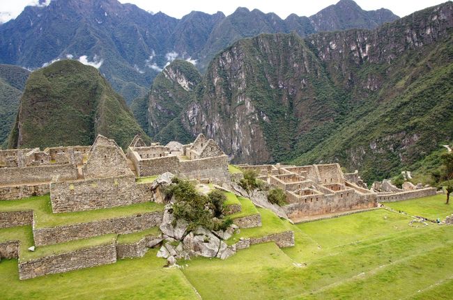 中央部分の石が崩れたところ、なぜこのまま放置されているのだろう？と不思議に思いました。この部分だけ不自然に見えます。何か意味があるのが、それとも工事途中だったのか・・・<br />