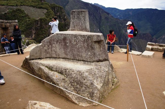 反対側からの写真です。上に突き出した角柱は高さが３６ｃｍでそれぞれの角は東西南北を向いているのだそうです。<br />