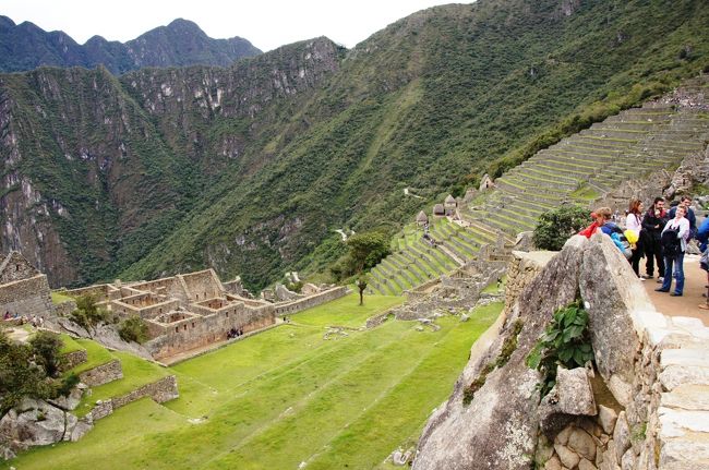 奥に見える山肌に、自然に溶け込んでいるように感じます。この街は。<br />