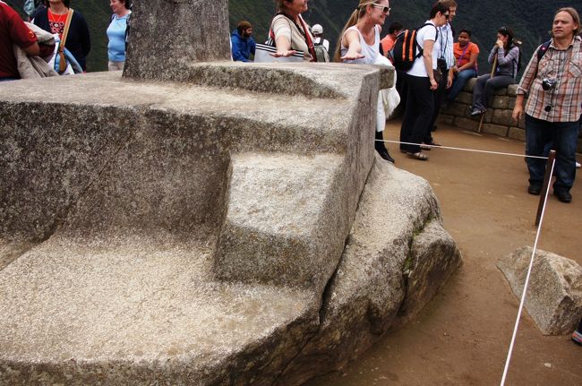 中央の小さな四角の面にも意味があって、角がそれぞれ方角を指しているとのこと、面は南の太陽の方向に傾斜していて、左下の角が南を、右上の角がワイナピチュの方角、北を指しているということでした。<br />