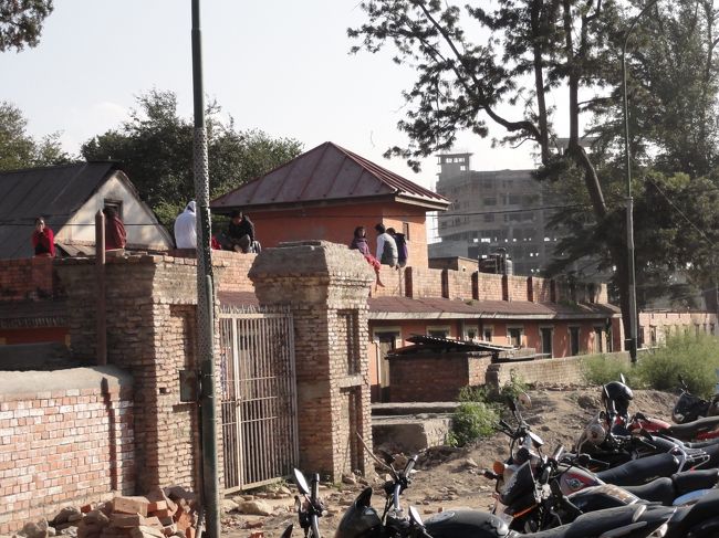 川の手前のゲートで入場料750Rsを支払う。た、たかい！<br />寺院にもはいれないのに。<br />相次ぐ値上げのうえ、最近また上がったそうだ。<br />日本語のすごく上手な親切そうな人が火葬ガートのよく見えるところに案内していろいろ説明してくれる。<br />やたら丁寧で親切。この人誰？