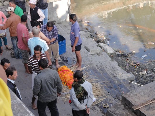 亡くなった人が火葬前の儀式を受ける場所に運ばれていく。こちら側から運ばれる人は病院からきたとのこと。