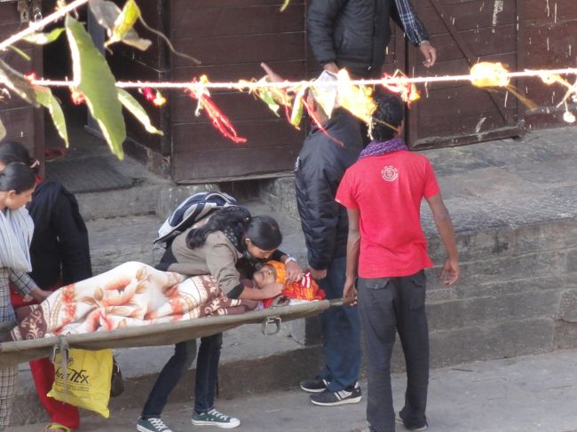 ホスピスに空きができて、つぎの人がやってくる。<br />心配そうに付き添う家族。<br />ただ、全員が亡くなるわけではなく、元気になって生きてここを出て行く人もたまにいるらしい。<br />もちろん寺院でシヴァ（パシュパティ）にお礼を言って家に帰る。